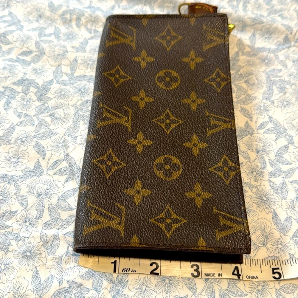 Louis Vuitton Brown and Gold Monogram Clutch size 8x4